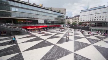 birçok vatandaş sergels torg stockholm meydanında yürümek