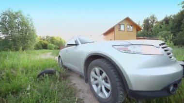 Araba sürmek çim alan kır evi ve Gölü yakınlarında yol tarafından