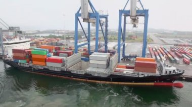 büyük Vinçler ve tahta kaplarda seaport ile gemi