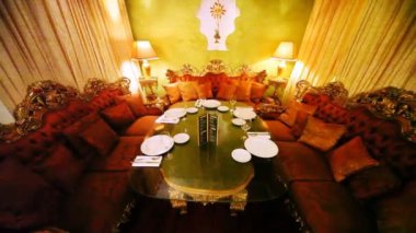 Muhteşem kanepeler bir tablo yakınındaki küçük yastıklar ile dekore edilmiştir