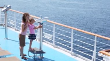 kız annesi yönetimi altında gemi güvertesinde Binoküler bakar.