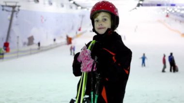 Ski adlı arka plan kar yamaç ve teleferik ile kız duruyor