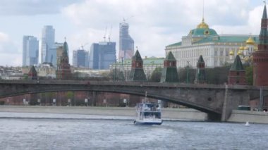 Kremlin Sarayı moscow city iş merkezi karşı karşıyadır.