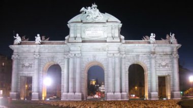 Puerta de alcala kapısı merkezi kare bağımsızlığı üzerinde duruyor.