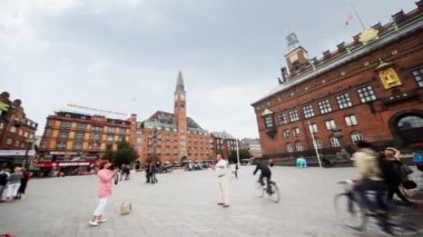 İnsanlar Şehir Meydanı (Radhusplatsen) birbirlerine fotoğraf