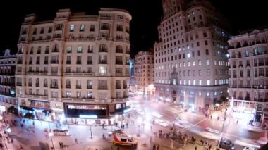 akşam telefonika şirket bina yakınındaki insanlar yürümek