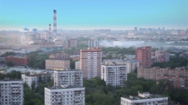 sis, yaz günü ağaçların arasında evleri ile şehir panoraması