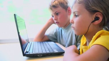 oturur, pencere tren ne zaman iki çocuk dikkat netbook üzerinde