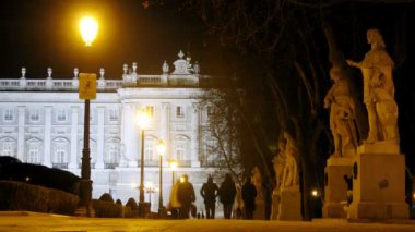Saray kare plaza de oriente yakınındaki king insanlar yürümek