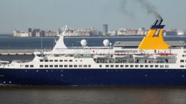 Büyük yolcu gemisi float liman kıyı kenti yakınındaki uzak