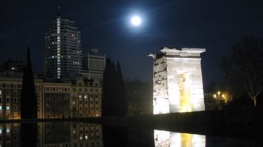 Tapınak debot moonlight kirişler gece gökyüzüne karşı tribünde