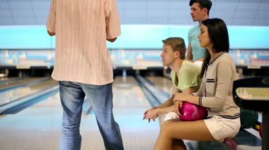 Öğrenciler takım seyretmek nasıl adam bowling topu tarafından son skittle yener