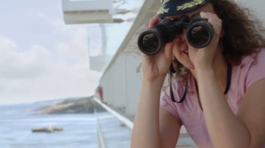 Yolculuk sırasında dürbünlü güvertede kadın stand