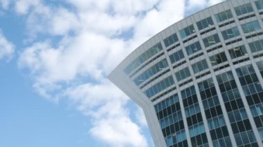 Alışveriş Merkezi, mavi gökyüzü ve bulutlar, zaman atlamalı karşı duruyor