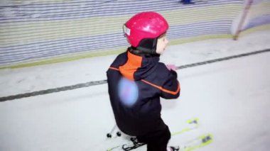 İp ve kayak tarih slayt küçük kız kask tutar
