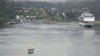 Kurtarma botu float berzahlar kıyı köy yakınındaki büyük liner için