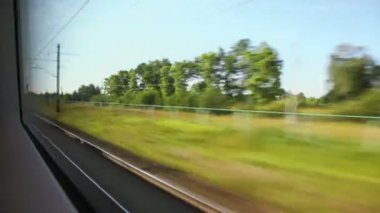 Bitkiler ve sütunlar telleri ile tren gezisi sırasında geçip