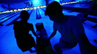 adam topu alıyor ve skittles bowling club yenmek için atar
