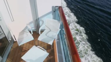 denizde yüzen gemi balkonda, mobilya