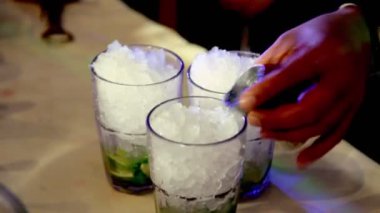 Barmen yapar alkol ölçer kokteyl gözlük dökün