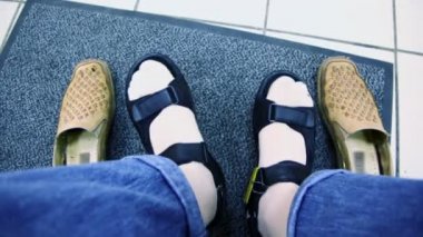 Ayak Ayakkabı Yaz ve eski çifti kürsüye yakın halı mans