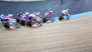 stadyum yarış sırasında parça çevirmek tarafından bicyclists binmek