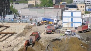 tarak toprak damperli kamyon çukurda toplar