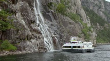 Şelale ile rock yakınındaki standı turistler, geminin güvertesinde