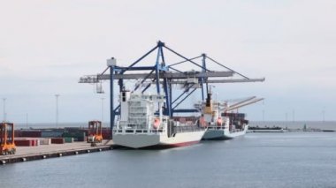 Vinçler ve reachstackers kaç gemi limanda yel değirmenleri ile yük