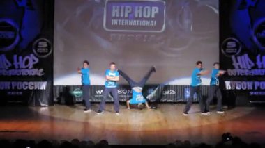 de ses teknisyeni dansları hip-hop Kültür Sarayı'nın sahne üzerinde kontrol