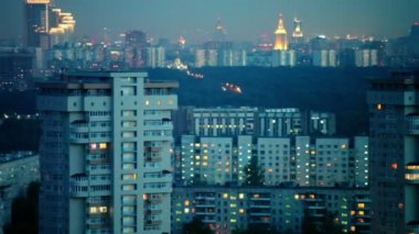 hareket halinde gösterilen aydınlatmalı cityscape akşam Panoraması