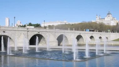 Köprü puente de segovia, Katedrali ve gökyüzü karşı duruyor.