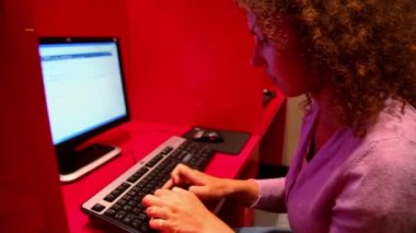 Kadın türlerinde bilgisayar klavye ve ekran izle