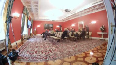 newspersons televizyon karşısında Danıştay toplantı üzerinde oturmak.