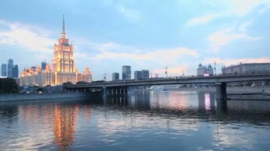 novoarbatsky köprü ve yüksek katlı bina ile iskele üzerinde trafik