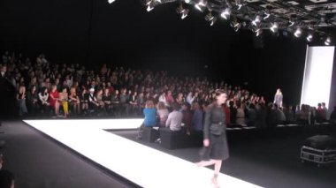 mercedes-benz moda haftası moda şovunda seyirci görünüyor