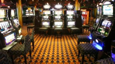 Her yerde parlıyordu slot makineleri ile boş Salonu