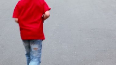 küçük çocuk binmek scooter üzerinde asfalt, görünümü arkadan