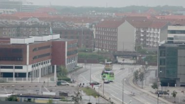 Cityscape kavşak, vatandaş dolaşıp sokak trafik ile