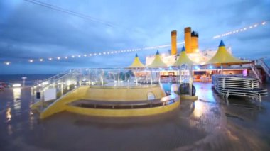 Neredeyse boş stern harekette cafe bar havuzuna tarafından geminin