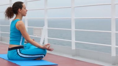 Gözler kapalı gemi güvertesinde poz Lotus kadın oturur