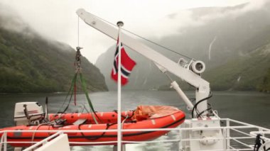 Kıç aşağı Buz Dağı yüzen gemi üzerinden görüntülemek