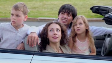 Anne ve iki çocuğu cabriolet otur ve yukarı doğru izle