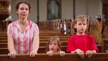 İki çocukları anne tezgah Katedrali yakınındaki standı