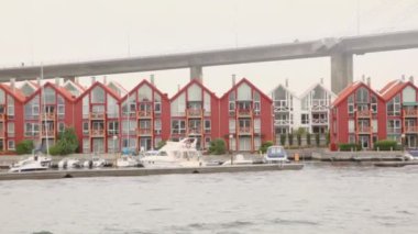 Kalemizi büyük kolye Köprüsü yakınlarında Köyü'nde gemilerde