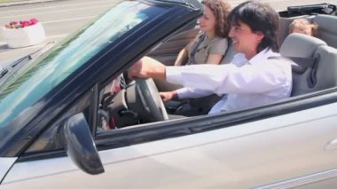 güneşli bir yaz günü kemerlerinizi bağlayın aile cabriolet pass tarafından