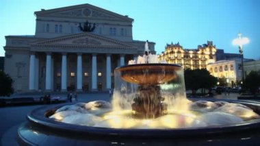 bolshoy tiyatro yapı ve sakız fountain insanlar yürümek