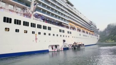 Büyük yolcu gemisi ile can kurtaran sandalı buz üzerinde uzak float