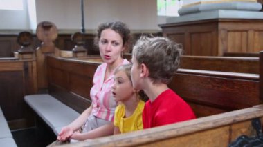 İki çocukları anne tezgah kilisede oturup