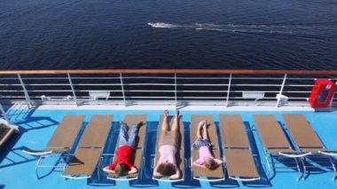 Anne, oğlu kızı ile yalan liner güvertede chaise Lounge
